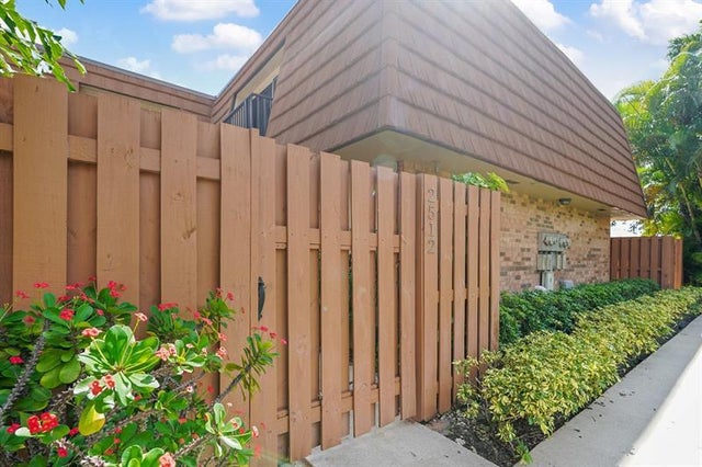 2512 Camelot Ct, Hollywood