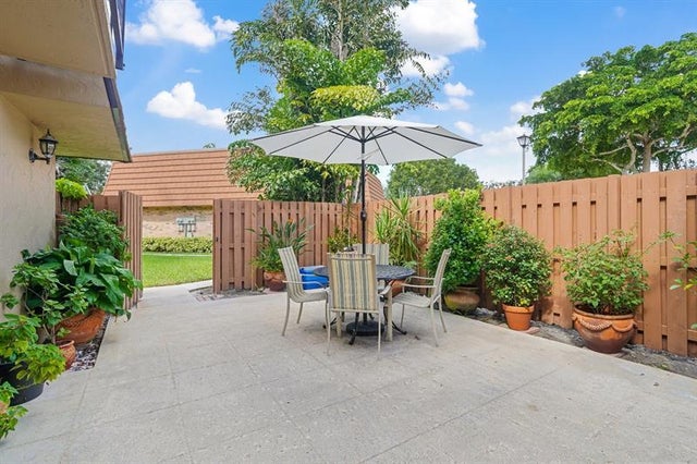 2 of 26 - 2512 Camelot Ct, Hollywood, FL