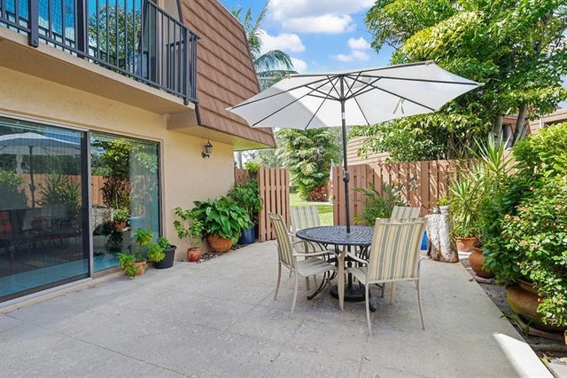 4 of 26 - 2512 Camelot Ct, Hollywood, FL