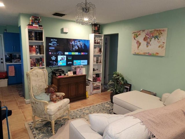 4 of 5 - 22 Sw 9th St, Hallandale, FL