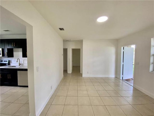 3 of 19 - 721 Nw 1st Ct, Hallandale, FL