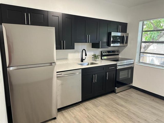 2 of 23 - 725 Nw 1st Ct, Hallandale, FL