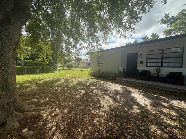 5 of 23 - 725 Nw 1st Ct, Hallandale, FL