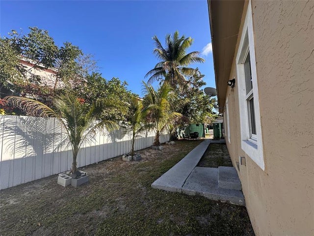 2 of 16 - 728 Sw 6th St, Dania, FL