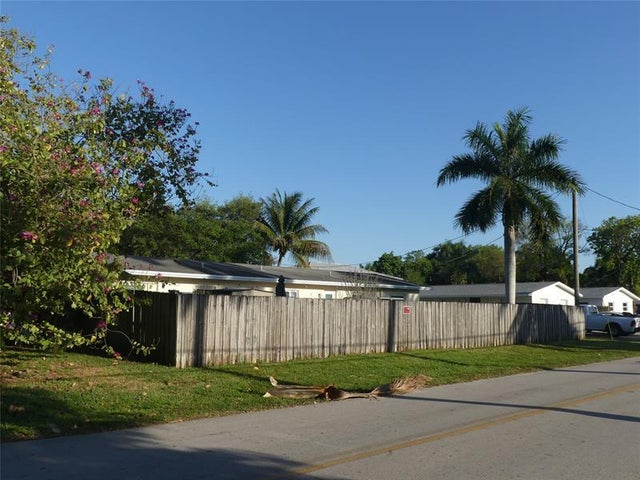 3 of 7 - 3296 Sw 44th St, Fort Lauderdale, FL