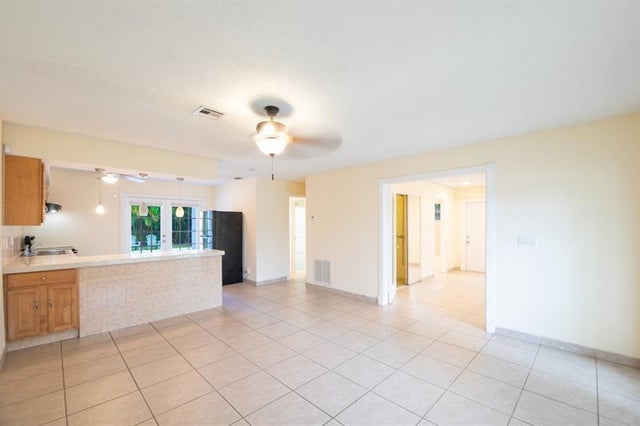 5 of 49 - 4500 Ne 15th Ave, Oakland Park, FL