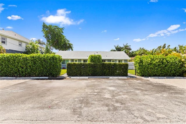 1 of 76 - 1402 Ne 34th St, Oakland Park, FL