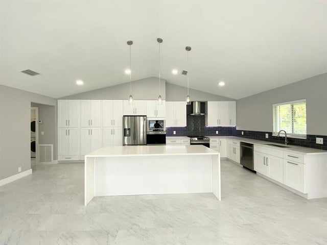 5 of 76 - 1402 Ne 34th St, Oakland Park, FL