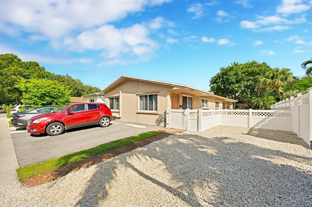 3 of 23 - 236-238 Sw 7th St, Dania, FL