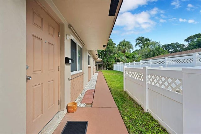 4 of 23 - 236-238 Sw 7th St, Dania, FL