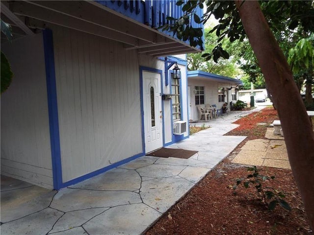 4 of 15 - 898 Ne 39th St, Oakland Park, FL