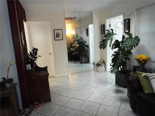 5 of 15 - 898 Ne 39th St, Oakland Park, FL