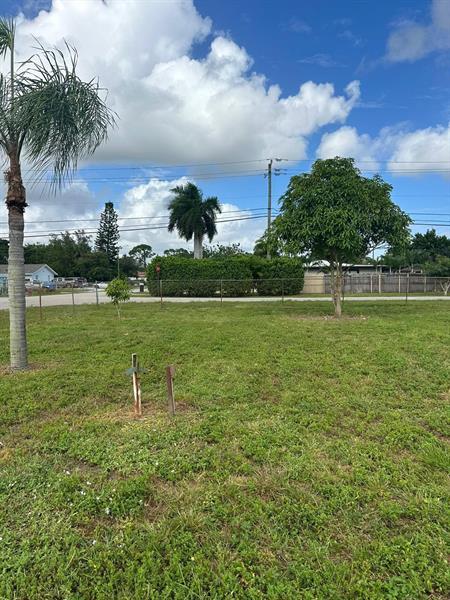 3 of 7 - 1600 Breezy Ln, West Palm Beach, FL
