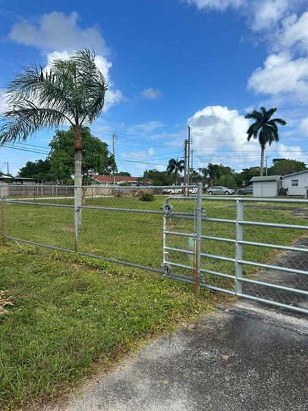 4 of 7 - 1600 Breezy Ln, West Palm Beach, FL