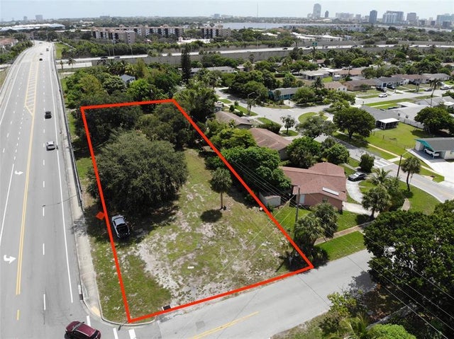 1 of 3 - 204 S Chillingworth Dr, West Palm Beach, FL