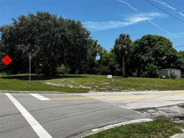2 of 3 - 204 S Chillingworth Dr, West Palm Beach, FL