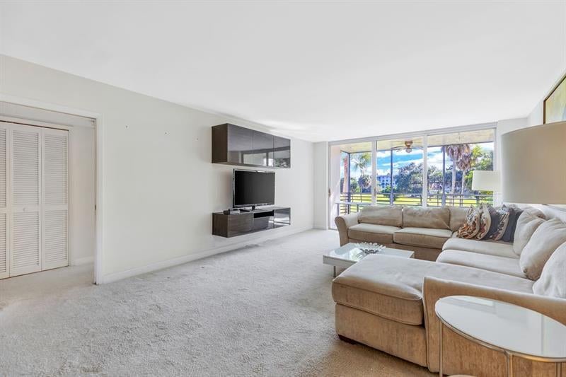 3850 N Oaks Clubhouse Dr 208, Pompano Beach