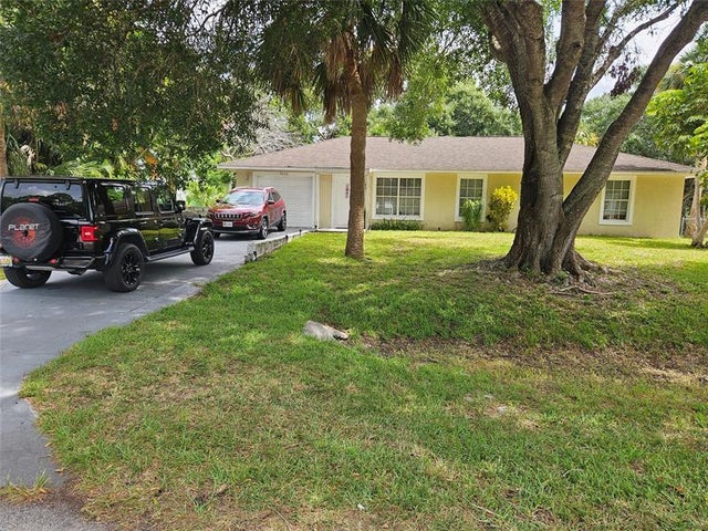 1 of 2 - 7002 Santa Clara Blvd, Fort Pierce, FL