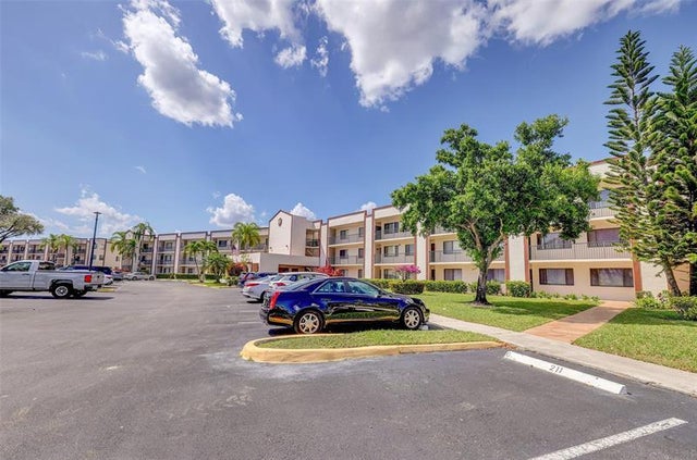 1 of 26 - 9633 N Belfort Cir, Fort Lauderdale, FL