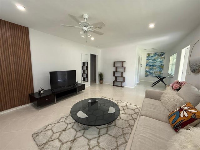 2 of 18 - 23 Ne 19th Ave, Pompano Beach, FL