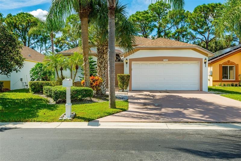 140 Paddock Ln, Green Acres