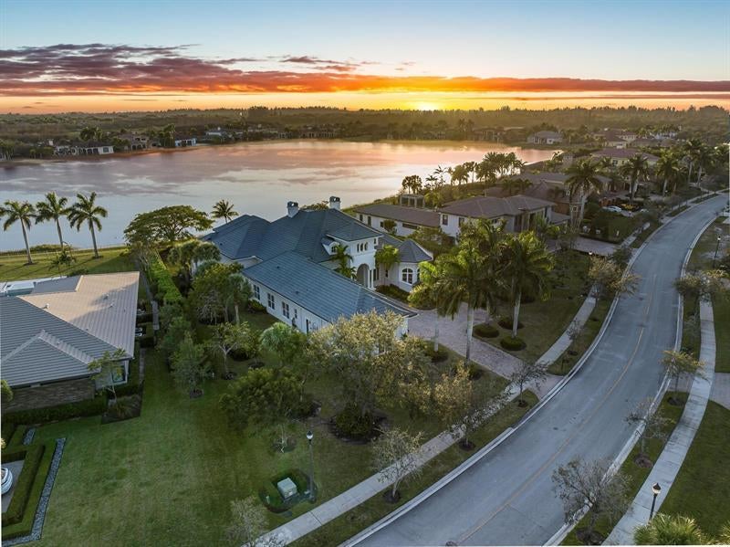 3111 Lake Ridge Ln, Weston