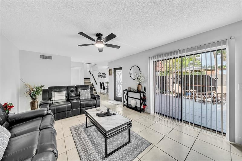 2228 White Pine Cir, Green Acres