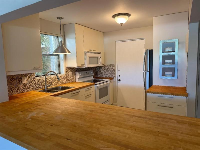 2320 S Cypress Bend Dr 104, Pompano Beach