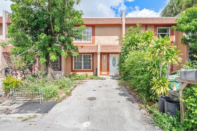 2759 Nw 198th Ter, Miami Gardens