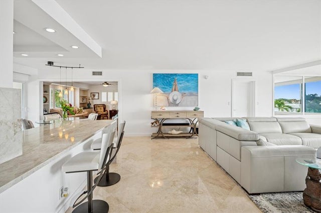 2 of 22 - 215 N Birch Rd 2a, Fort Lauderdale, FL