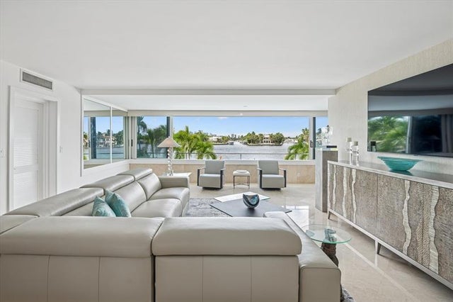 3 of 22 - 215 N Birch Rd 2a, Fort Lauderdale, FL