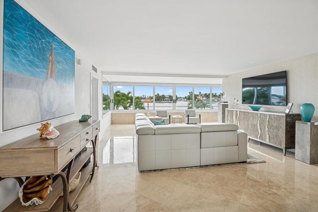 4 of 22 - 215 N Birch Rd 2a, Fort Lauderdale, FL