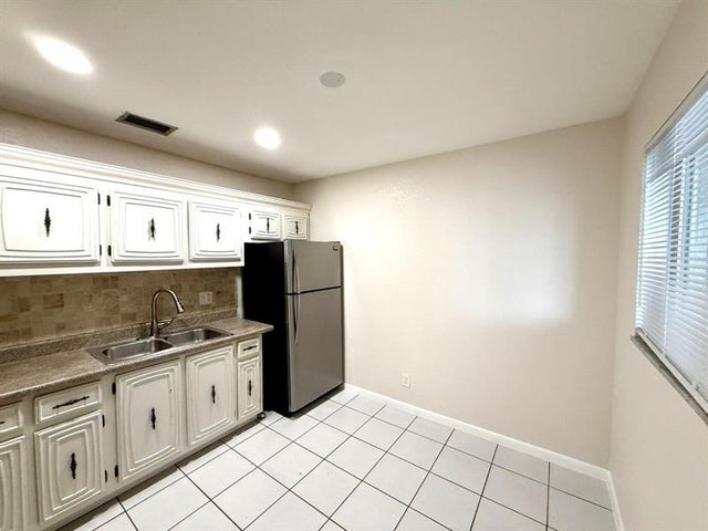 2 of 17 - 511 W Kalmia Dr 10, Lake Park, FL