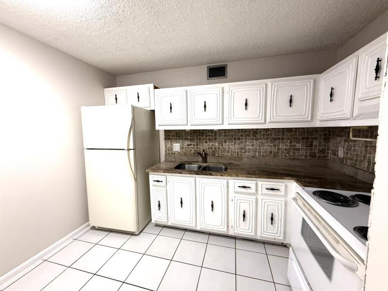511 W Kalmia Dr 7, Lake Park