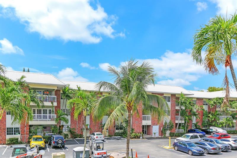 2424 17th 104, Fort Lauderdale