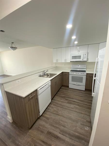 18335 Nw 68 Ave 790-220, Hialeah