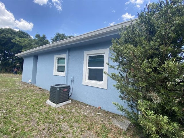 2 of 10 - 2404 Florida Ave, Fort Pierce, FL