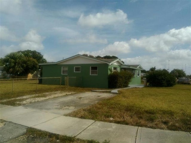 2 of 10 - 2951 Nw 208th Ter, Miami Gardens, FL