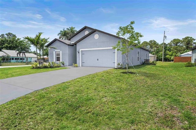 4 of 19 - 951 Sw Castaneda Ln, Port St. Lucie, FL