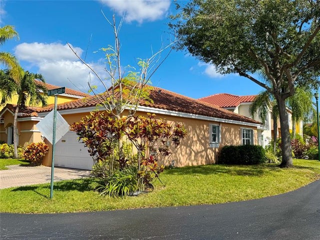 4 of 59 - 1585 S Trafalgar Cir, Hollywood, FL