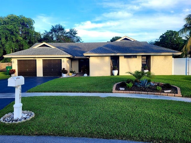 3 of 28 - 5261 Nw 87th Ave, Lauderhill, FL
