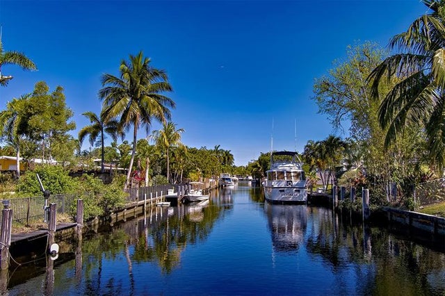 1 of 32 - 2555 Nassau Ln, Fort Lauderdale, FL