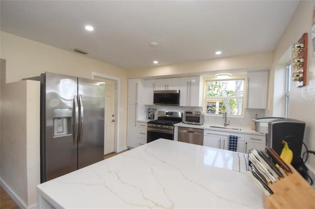 1 of 32 - 981 Sw 32nd St, Fort Lauderdale, FL