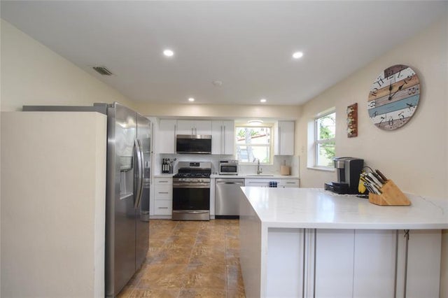 2 of 32 - 981 Sw 32nd St, Fort Lauderdale, FL