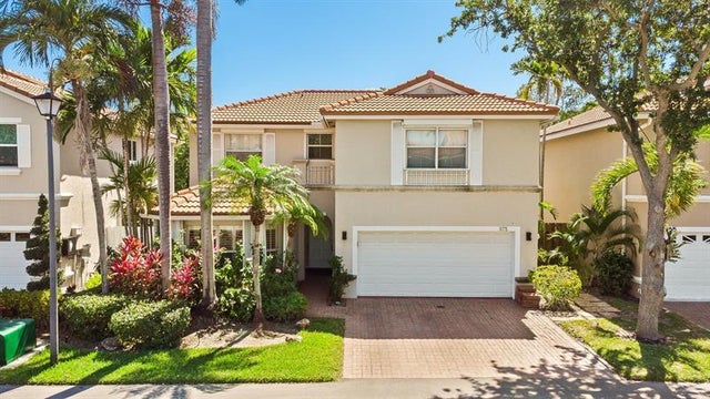 1 of 37 - 975 Weeping Willow Way, Hollywood, FL
