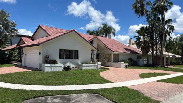 1 of 23 - 10141 Sw 3rd St, Plantation, FL