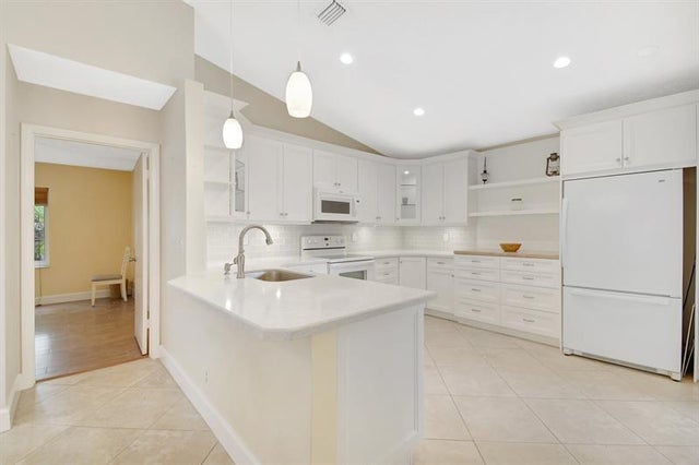 2 of 47 - 134 E Riverbend Dr, Sunrise, FL