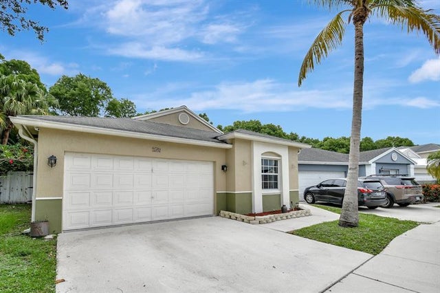 3 of 47 - 134 E Riverbend Dr, Sunrise, FL