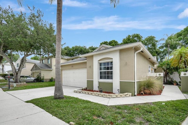 4 of 47 - 134 E Riverbend Dr, Sunrise, FL
