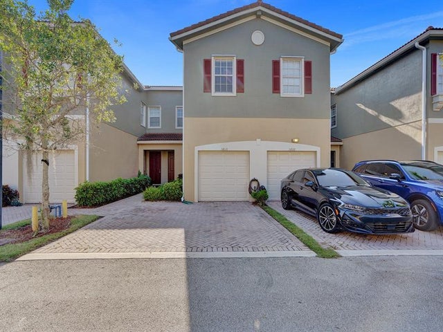 1 of 44 - 5810 Hampton Hills Blvd, Tamarac, FL